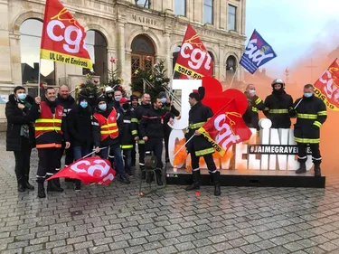Les pompiers dans la rue face aux baisses d’effectifs, de moyens