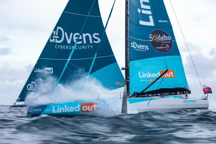 Toujours en course pour la victoire, Thomas Ruyant ne lâche rien