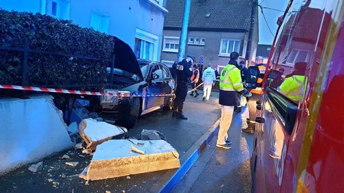 Un conducteur percute une femme et un muret avant de prendre la fuite