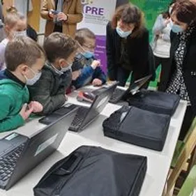 30 ordinateurs offerts à des familles fragilisées