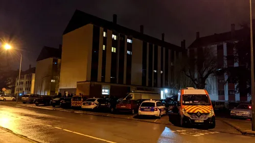 Une femme défenestrée, un homme retranché dans l'appartement