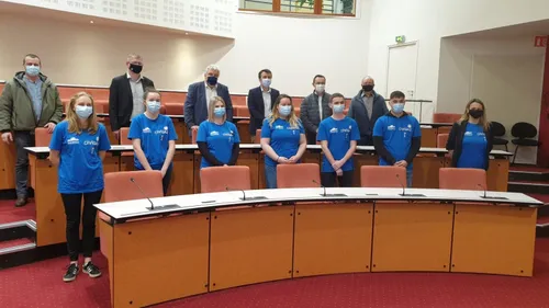 6 jeunes font du porte à porte pour vérifier vos installations de...