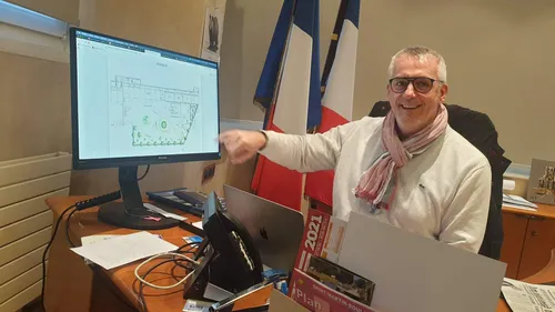 Herbe, îlots de senteurs, murs végétalisés : les cours des écoles...