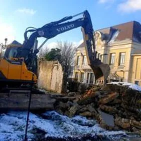 Un nouveau jardin en préparation devant la mairie
