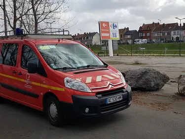 Un panneau publicitaire proche de s'effondrer à Saint-Pol-sur-Mer