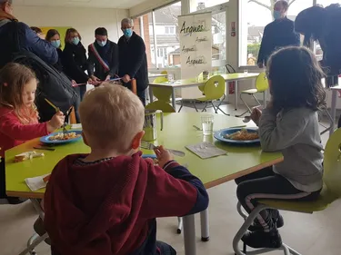 Avec sa nouvelle cantine, les élèves sont plus nombreux à manger à...