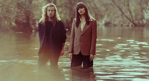 Julien Doré et Clara Luciani en duo les pieds dans l'eau