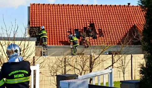 La toiture d'une maison part en fumée à Looberghe