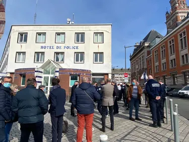 Des policiers rassemblés en hommage à Stéphanie