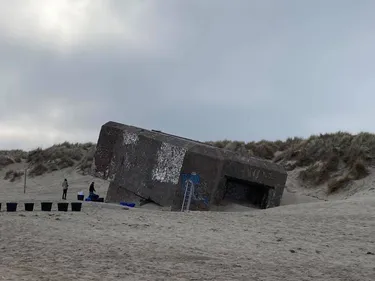 L'artiste Anonyme poursuit la désinstallation du blockhaus miroir à...