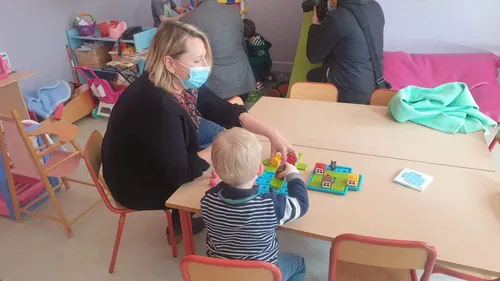 Reportage dans une école restée ouverte pour accueillir les enfants...