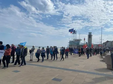 Près de 300 personnes ont marché pour le climat ce matin sur la...