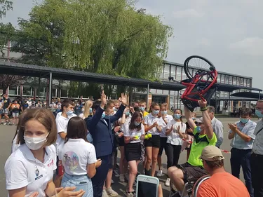 La mini-entreprise d’élèves de 3ème finance un fauteuil pour le...