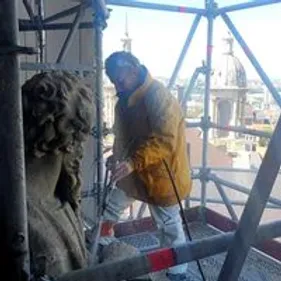 A 54 mètres de haut, une fourmilière s'active pour restaurer la...