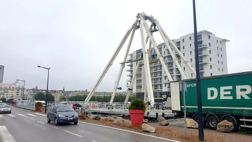 Une grande roue en cours de montage près du casino