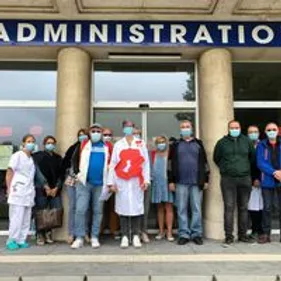 Un rassemblement devant l’hôpital maritime de Zuydcoote