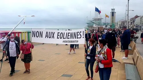 Environ 200 personnes à Malo pour réclamer un référendum sur le...