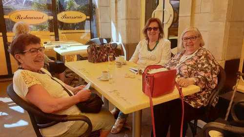 "J'ai presque envie de faire un câlin au barman": restaurateurs et...