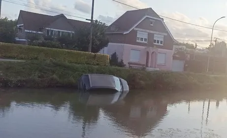 Une voiture retrouvée sur le flanc dans le canal