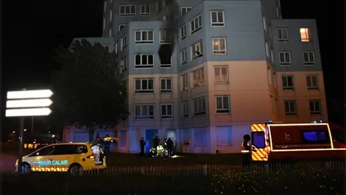 Un incendie se déclare au 3ème étage d'un immeuble, un homme saute...