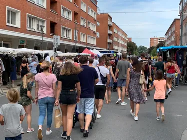 La foule et le soleil pour la braderie du 15 août