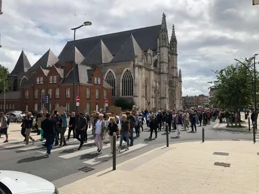 Des milliers de personnes dans les rues contre le pass sanitaire