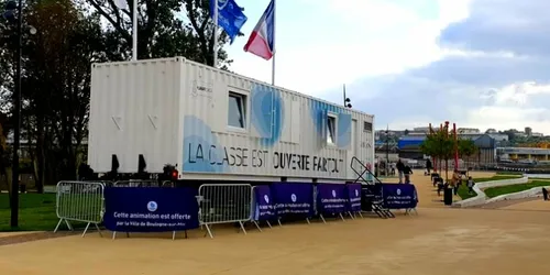 Devant Nausicaà, le Digitruck vous apprend à utiliser ordinateurs,...