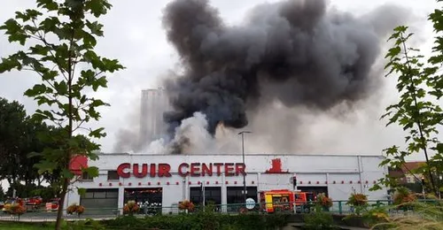 Gros incendie quai des 4Ecluses