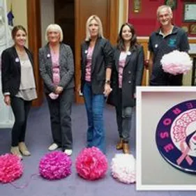 Octobre rose: contre le cancer du sein, des badges en vente sur...