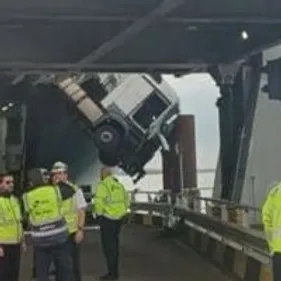Un camion a basculé d'un ferry