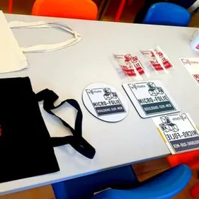 Créez T-shirt, mug, sac ou tapis de souris personnalisés au centre...