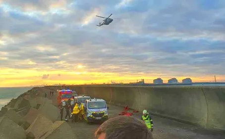 Un hélicoptère pour secourir des migrants à proximité du terminal...