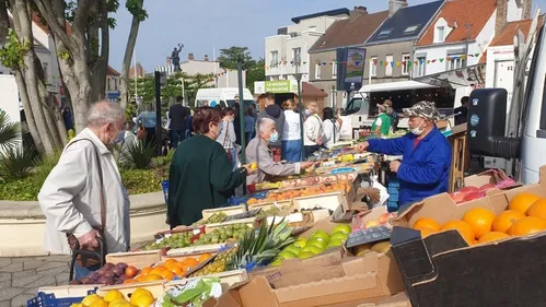 Clients et vendeurs ravis du nouvel emplacement du marché