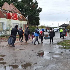 Des migrants évacués par les autorités