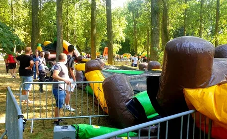 Une coupure de courant entraîne l'effondrement des jeux gonflables...