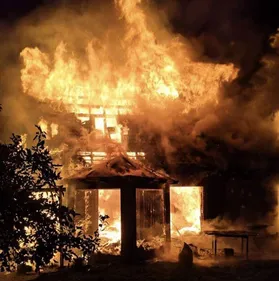 Une maison en flammes à Bollezeele la nuit dernière