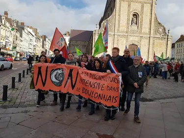 La manifestation contre le projet Pure Salmon a réuni une centaine...