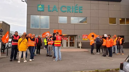 Des employés du port en grève pour réclamer la titularisation des...