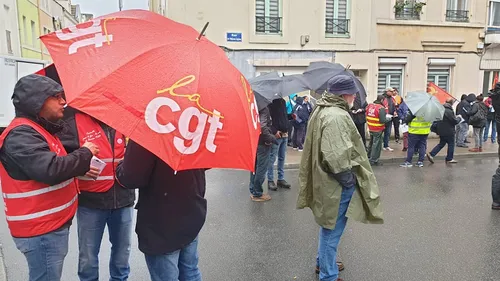 150 personnes ont défilé sous la pluie, des débrayages annoncés...