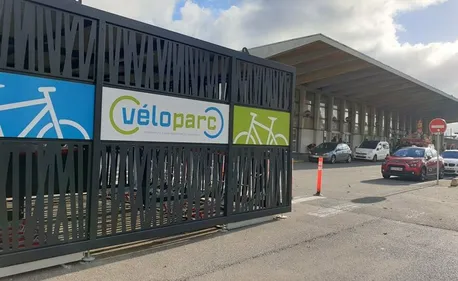 Un box à vélo sécurisé installé sur le parking de la gare