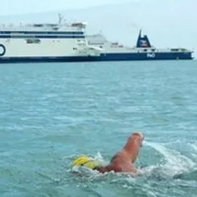 Steve Stievenart bat un nouveau record en traversant la Manche en...