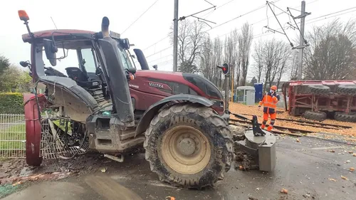 Un train percute un tracteur près de Bavinchove