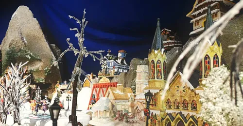 Un village de Noël miniature (et un autre grandeur nature) à...