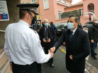 Gérald Darmanin en visite au commissariat