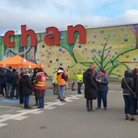 Après la grève, de premières avancées pour les salariés d'Auchan...