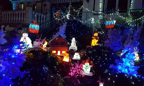 A Delettes, la maison du Père Noël illumine le village