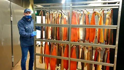 La production de saumon fumé bat son plein chez Corrue, au cœur de...