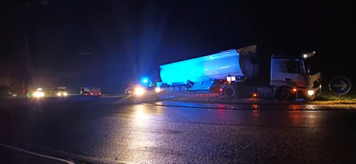 Un camion-citerne enlisé sur un rond-point
