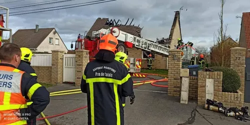 Une maison isolée en feu à Offequerke