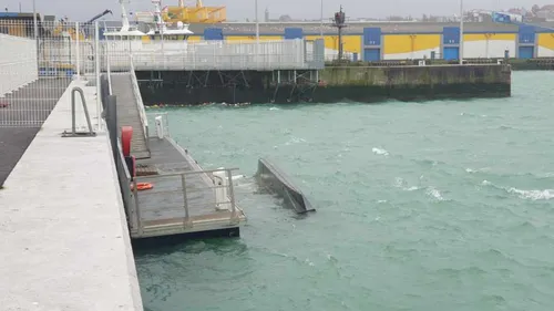 Une barge finie à l'eau, bassin Loubet